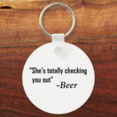 "Sie überprüft dich komplett" - Bier Schlüsselanhänger (Vorderseite)