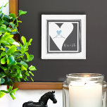 Sie und ich lieben Vögel Light Blue Heart Magnet<br><div class="desc">Das Produktdesign besteht aus zwei weißen Tauben,  die sich auf ein hellblaues Herz richten. Weiße Tauben sind Symbole für Liebe,  Glück,  Frieden und Wohlstand. Diese einfache Vogelillustrierung macht einen niedlichen,  modernen und einzigartigen Magneten mit personalisiertem Text für Hochzeiten,  Jubiläum oder andere romantische Anlässe.</div>