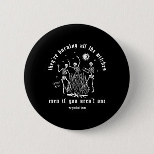 Sie verbrennen alle Hexen Halloween-Skelett Button
