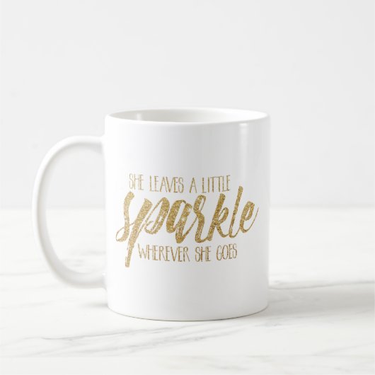 Sie verlässt einen wenigen Schein Kaffeetasse (Links)