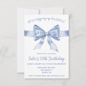 Sie wackelt ihre Vierzig auf! Blue Bow Birthday Einladung (Vorderseite)