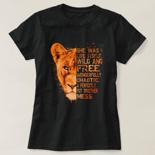 Sie war selbst eine wilde und freie Löbheit - Lion T-Shirt (Design vorne)