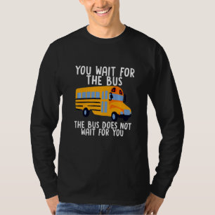 Sie warten auf den Bus, der Bus wartet nicht auf S T-Shirt