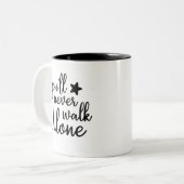 Sie werden nie allein gehen // Inspiration Zitat Zweifarbige Tasse (Vorderseite Links)