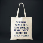 Sie werden nie ein New Yorker Funny NYC Theme sein Tragetasche<br><div class="desc">Sie werden nie ein New Yorker sein,  wenn Sie nicht lernen,  schneller marineblaue Typografie-Totentasche zu gehen. New York City Thema Accessoire für diejenigen,  die nicht mögen langsame Spaziergänger.</div>