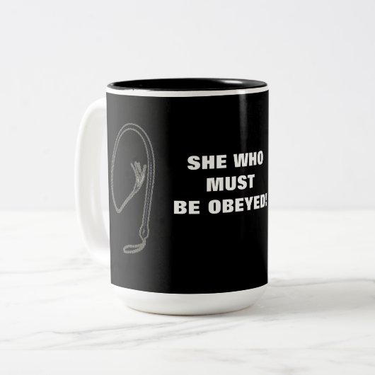 SIE WHO MUSS BEFOLGT WERDEN! ZWEIFARBIGE TASSE (Vorderseite Links)