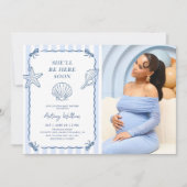 Sie wird bald hier sein Seashell-Baby-Party-Foto Einladung (Vorderseite)