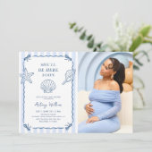 Sie wird bald hier sein Seashell-Baby-Party-Foto Einladung (Stehend Vorderseite)