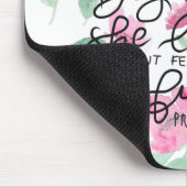 Sie wird mit Stärke und Würde gekleidet Mousepad (Ecke)