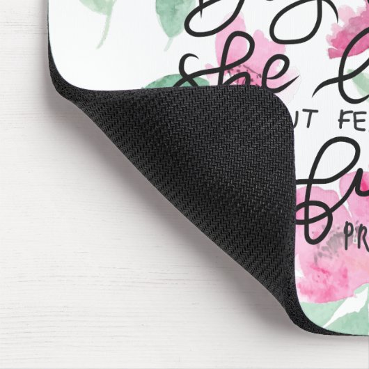 Sie wird mit Stärke und Würde gekleidet Mousepad (Ecke)