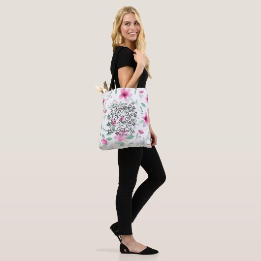 Sie wird mit Stärke und Würde gekleidet Tasche (Am Model)