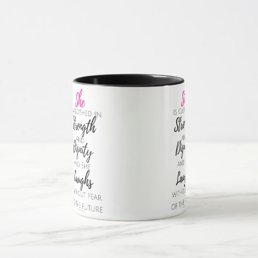 Sie wird - Sprichwort-31:25 gekleidet Tasse (Zentrum)