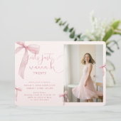 Sie wird zwanzig Pink Bow Foto Geburtstag Einladung (Stehend Vorderseite)
