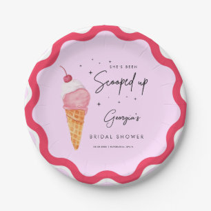 Sie wurde in rosa rotes Retro-Brautparty aufgezoge Pappteller