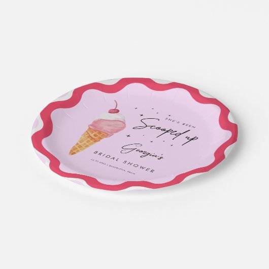 Sie wurde in rosa rotes Retro-Brautparty aufgezoge Pappteller (Schrägansicht)