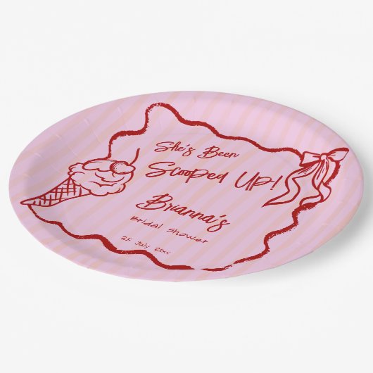 Sie wurde mit einer scharfen Grenzskizze überzogen Pappteller (Schrägansicht)