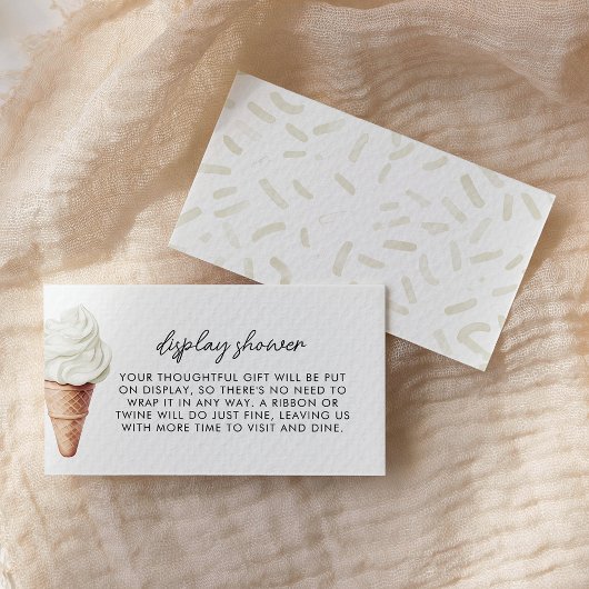 Sie wurde mit einer Vanilla-Display-Dusche versehe Begleitkarte