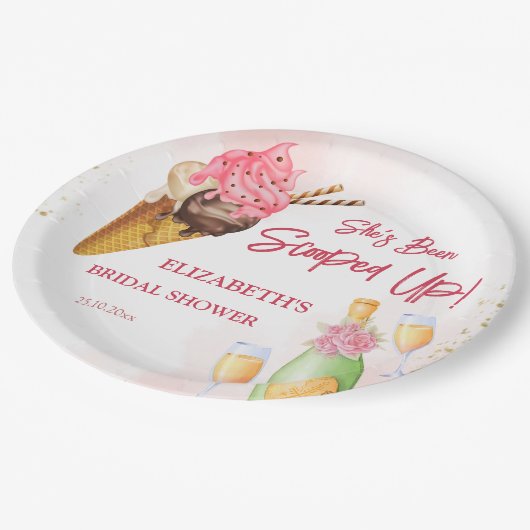 Sie wurde mit Eiscreme-Brautbrunch zusammengeschos Pappteller (Schrägansicht)