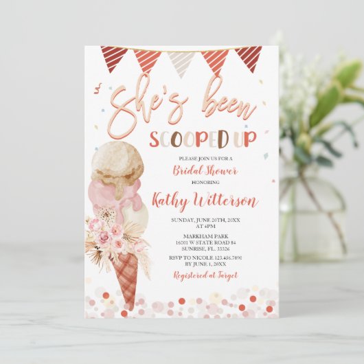 Sie wurde mit Eiscreme-Brautparty aufgekocht Einladung (Stehend Vorderseite)