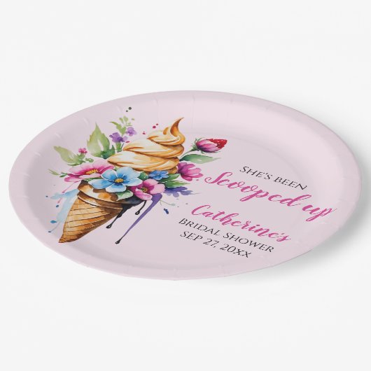 Sie wurde mit Eiscreme-Brautparty vergossen Pappteller (Schrägansicht)