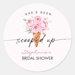 Sie wurde mit Eiscreme-Brautparty vergossen Runder Aufkleber