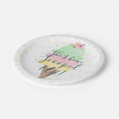 Sie wurde mit Eiscremepapier-Tellern aufgedeckt Pappteller (Schrägansicht)