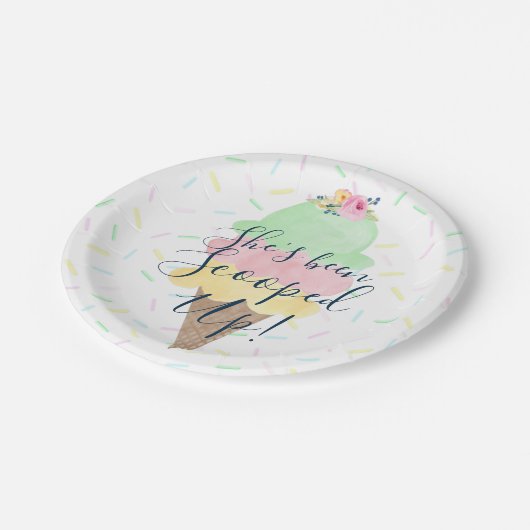 Sie wurde mit Eiscremepapier-Tellern aufgedeckt Pappteller (Schrägansicht)