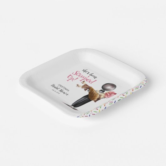 Sie wurde mit Erdbeereis aufgerissen Pappteller (Gewinkelt)