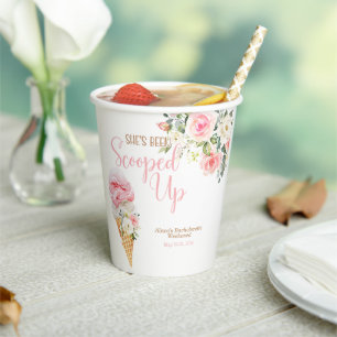 Sie wurde mit Party-Cups aufgefangen Pappbecher