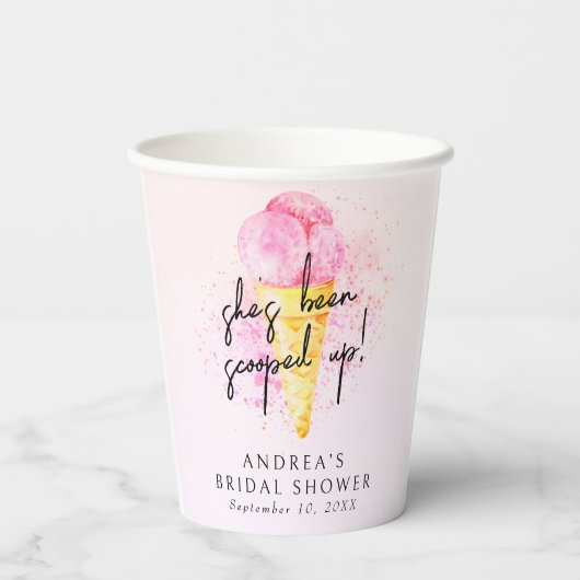 Sie wurde mit rosafarbenem Eiscreme-Brautparty auf Pappbecher (Rückseite)