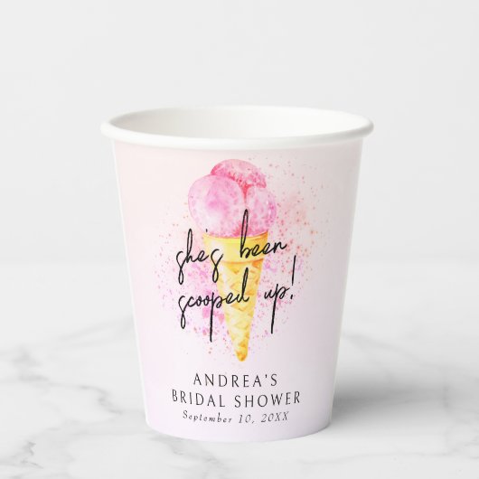 Sie wurde mit rosafarbenem Eiscreme-Brautparty auf Pappbecher (Vorderseite)