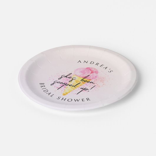 Sie wurde mit rosafarbenem Eiscreme-Brautparty auf Pappteller (Schrägansicht)