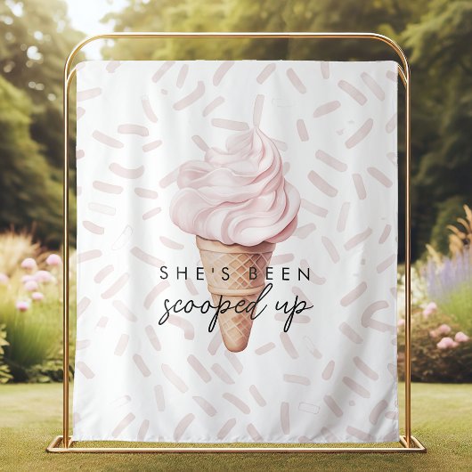 Sie wurde vor dem Hintergrund der Strawberry-Brida Wandteppich