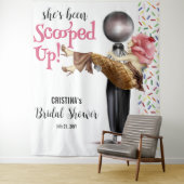 Sie wurde vor Eiscreme-Hintergrund vergossen Wandteppich (Beispiel)