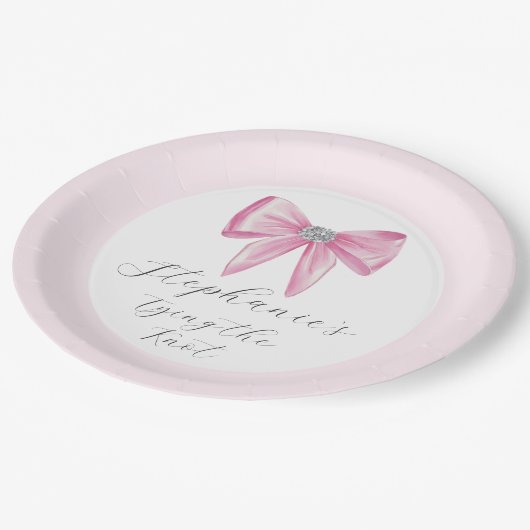 Sie zähmt das Brautparty des Knot-Pink-Bow-Labels Pappteller (Schrägansicht)