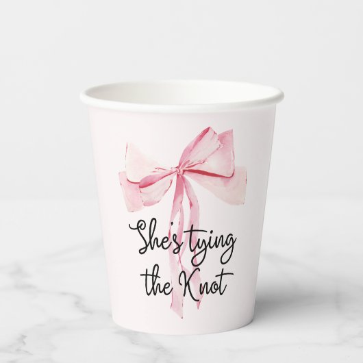 Sie zähmt das knospenrosa Brautparty Pappbecher (Rückseite)