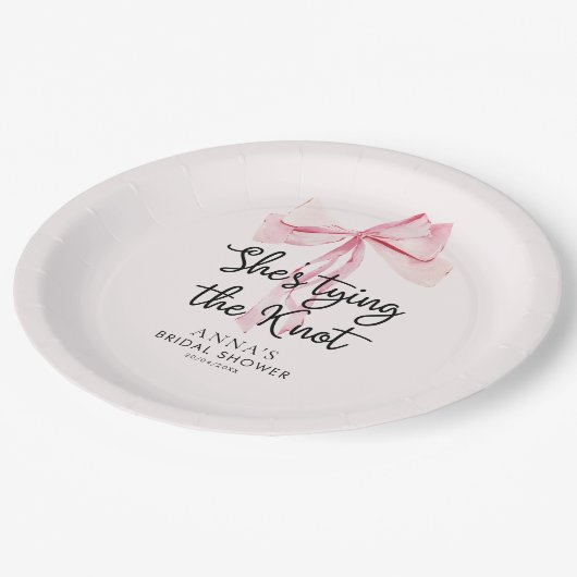 Sie zähmt das knospenrosa Brautparty Pappteller (Schrägansicht)