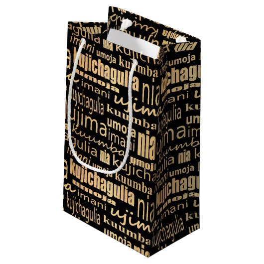Sieben Grundsätze von Kwanzaa (Schwarz/Gold) Kleine Geschenktüte (Rückseite Schrägansicht)