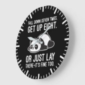 Sieben Mal fallen, acht mal aufstehen - Lazy Panda Große Wanduhr (Winkel)