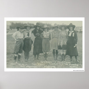 Sieben Rodeo-Cowgirls, die für eine Fotografie Poster