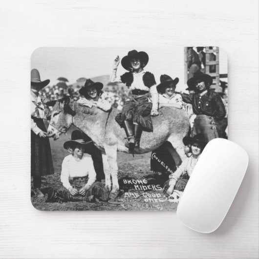 Sieben Rodeo-Cowgirls, die im Scherz mit einem Mousepad (Mit Mouse)