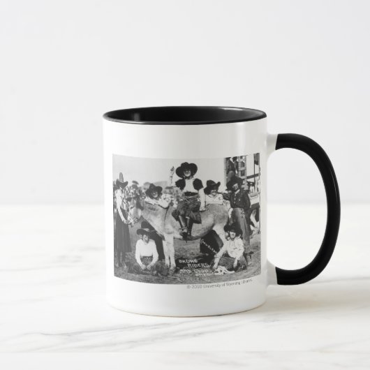 Sieben Rodeo-Cowgirls, die im Scherz mit einem Tasse (Rechts)