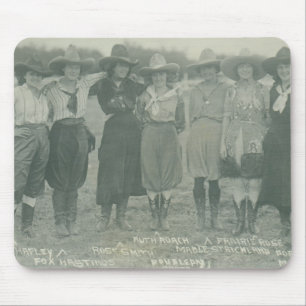 Sieben Rodeo-Cowgirls posieren für ein Foto. Mousepad