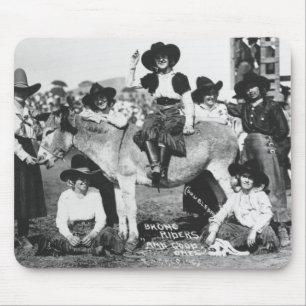 Sieben Rodeo-Cowgirls posieren scherzhaft mit eine Mousepad