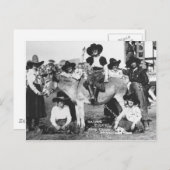 Sieben Rodeo-Cowgirls posieren scherzhaft mit eine Postkarte (Vorne/Hinten)