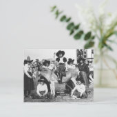 Sieben Rodeo-Cowgirls posieren scherzhaft mit eine Postkarte (Stehend Vorderseite)