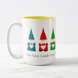 Sieben Weihnachts-Gnome auf weißer Kaffeetasse