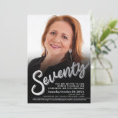 Siebzigste Geburtstagsskript-Foto silber schwarz Einladung (Stehend Vorderseite)