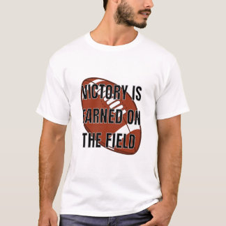 Sieg auf dem Feld - Fußball T-Shirt