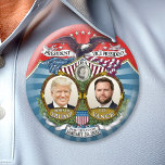 Sieg und Amtseinführung - Donald Trump JD Vance Button<br><div class="desc">Trump Vance 2024 Victory Button - Ein Vintager Sammelknopf mit der Amtseinführung am 20. Januar 2025. Der Gedenkknopf enthält ein Foto von Donald Trump und JD Vance, umgeben von Flaggen und einem Glatzenadler, und die Worte von Präsident und Vizepräsident in einem schwindenden Banner über der Spitze. Ein klassisches Wahlkampfdesign mit...</div>